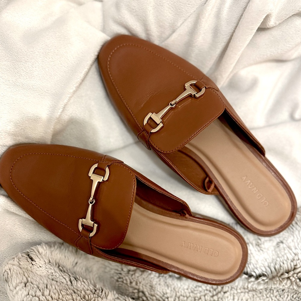 Old Navy tan faux leather mule slides size 8